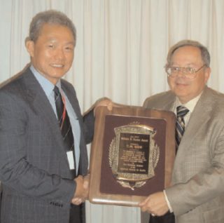 photo of TN Goh recieving the Hunter Award